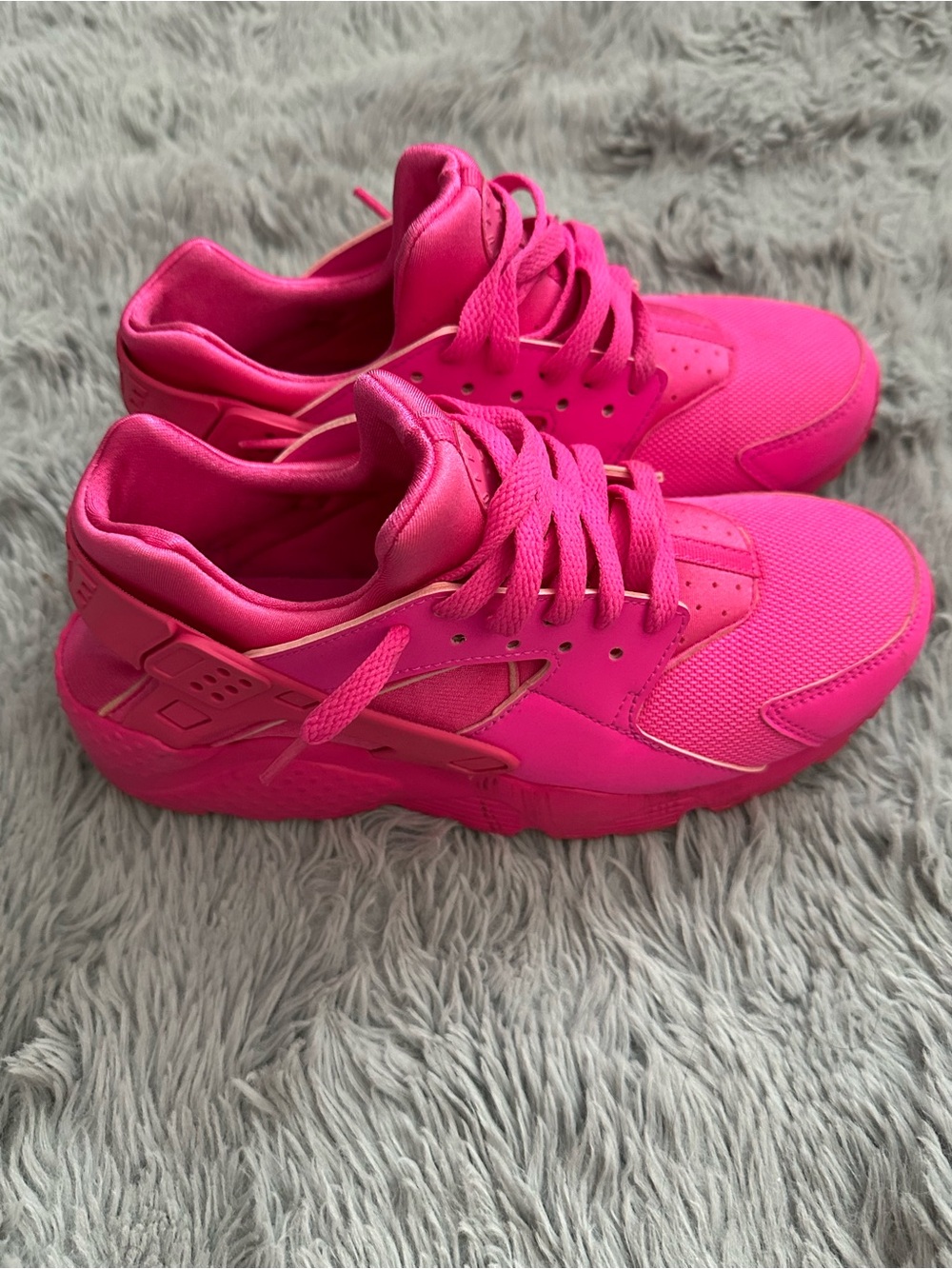 Nike Huarache Run GS (6.5Y) shoes in a bright "Laser Fuchsia" pink colorway,